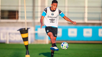 Gustavo Martins ganha espaço no elenco para 2024, mas é cobiçado por clubes europeus. (Foto: Lucas Uebel / Grêmio FBPA)