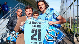 Alberto Guerra, na época dirigente do clube, entrega camiseta do Grêmio à Cavani. Guerra é o atual presidente do Clube