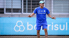 Gustavo Quinteros toma decisão sobre estrangeiros no Grêmio e comunica a direção do clube Gustavo Quinteros toma decisão sobre estrangeiros no Grêmio e comunica a direção do clube