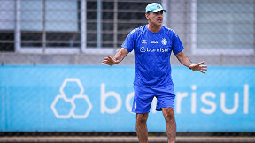 Gustavo Quinteros toma decisão sobre estrangeiros no Grêmio e comunica a direção do clube