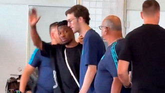 Amuzu desembarca no Brasil para assinar contrato e ser anunciado pelo Grêmio Amuzu desembarca no Brasil para assinar contrato e ser anunciado pelo Grêmio