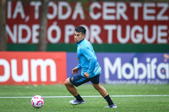 Aravena pode ser titular do Grêmio diante do RB Bragantino. (Foto: Lucas Uebel / Grêmio FBPA)