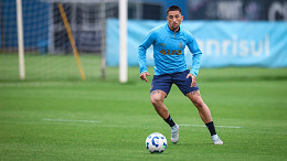 Grêmio se reúne com atacante para definir futuro no clube Grêmio se reúne com atacante para definir futuro no clube