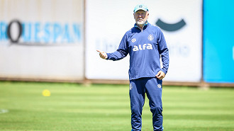 Mano Menezes destaca atuação de meia do Grêmio contra o São Paulo: ajuda a apagar o ranço