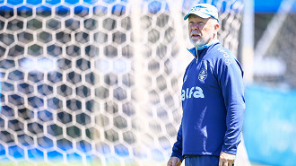 Sem titular absoluto, Grêmio divulga relacionados para partida contra o Bahia