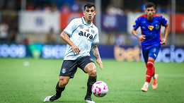 Trio de R$ 70 milhões vive seca de gols no Grêmio Trio de R$ 70 milhões vive seca de gols no Grêmio