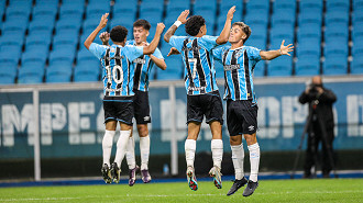 Grêmio promove seis jogadores do time vice-campeão brasileiro sub-17 Grêmio promove seis jogadores do time vice-campeão brasileiro sub-17