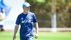 Bateu o martelo? Mano Menezes encontra solução para o meio-campo do Grêmio