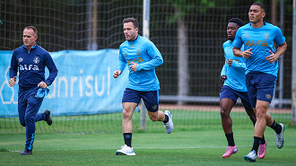 Lateral do Grêmio rasga elogios a Arthur: É um jogador muito diferente Lateral do Grêmio rasga elogios a Arthur: É um jogador muito diferente