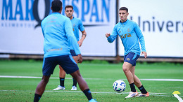 A conversa polêmica de Mano Menezes com Monsalve sobre mudança de posição em campo A conversa polêmica de Mano Menezes com Monsalve sobre mudança de posição em campo