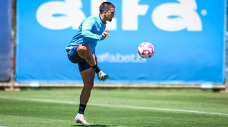 Após entrevista polêmica, atacante do Grêmio se explica para a direção