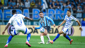 Grêmio cai três posições após 32ª rodada e volta a correr perigo no Brasileirão Grêmio cai três posições após 32ª rodada e volta a correr perigo no Brasileirão