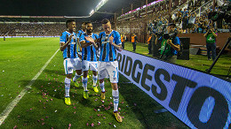 Campeão da Libertadores pelo Grêmio aparece irreconhecível em foto; veja