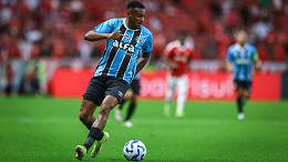 Nova gestão do Grêmio toma decisão e Edenílson é avisado