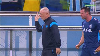 Mano Menezes se defende após gesto polêmico para torcedor do Grêmio