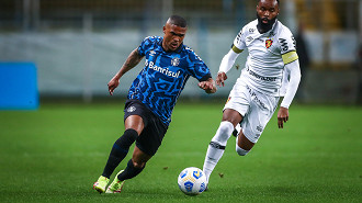 Douglas Costa está tentando retornar ao Grêmio, diz jornalista