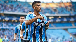 Nacional-URU entra forte por atacante do Grêmio e nova direção é avisada Nacional-URU entra forte por atacante do Grêmio e nova direção é avisada