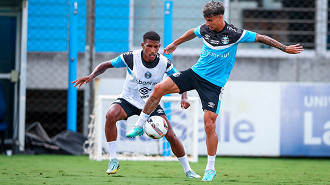 Thomas Luciano (ao fundo), foi um dos garotos do sub-20 chamados por Renato no treinamento desta terça-feira (7). (Foto: Lucas Uebel / Grêmio FBPA)