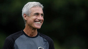 Luís Castro pede pacotão de reforços ao Grêmio; veja