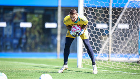 Grêmio espanta rumores de saída e acerta renovação de goleiro