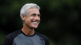 Luís Castro faz pedido e Grêmio vai atrás de zagueiro que atua no Al-Wasl Luís Castro faz pedido e Grêmio vai atrás de zagueiro que atua no Al-Wasl