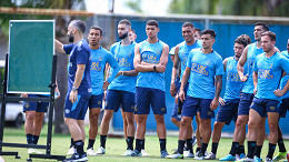 Zagueiro detonado pela torcida do Grêmio busca novo clube para 2026