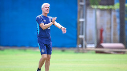 Luís Castro elogia time do Grêmio após goleada na estreia do Gauchão 2026