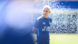 Fora dos planos de Luís Castro, jogador está de malas prontas para deixar o Grêmio