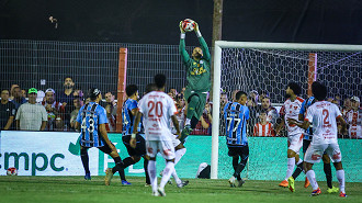 Weverton estreia no Gauchão pelo Grêmio e valoriza “futebol raiz”: “Eu amo jogar futebol”