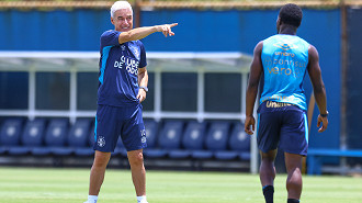 Luís Castro abre o jogo e revela meio-campo titular do Grêmio no GreNal 449 Luís Castro abre o jogo e revela meio-campo titular do Grêmio no GreNal 449