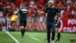 Foi a a equipe que errou, inclusive eu, diz Luís Castro após derrota do Grêmio