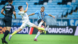 Novamente fora dos relacionados, Cuéllar tem futuro indefinido no Grêmio