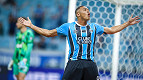 Após hat-trick, Carlos Vinícius supera Suárez no Grêmio; entenda Após hat-trick, Carlos Vinícius supera Suárez no Grêmio; entenda