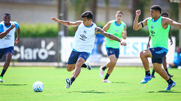Jogadores detonados pela torcida devem ganhar nova chance no Grêmio
