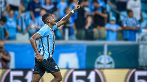 Perto de deixar o Grêmio, Edenílson pode fechar com gigante da Série A Perto de deixar o Grêmio, Edenílson pode fechar com gigante da Série A