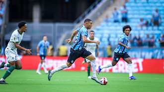 Ele sabe onde está nos levando. diz Carlos Vinícius sobre trabalho de Luís Castro no Grêmio