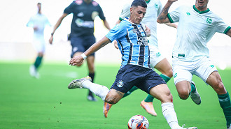 Criticado pela torcida, atacante deve seguir como titular do Grêmio diante do Juventude