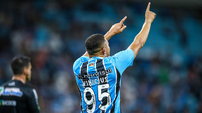 Carlos Vinícius está pendurado e pode desfalcar o Grêmio no segundo GreNal da final Carlos Vinícius está pendurado e pode desfalcar o Grêmio no segundo GreNal da final
