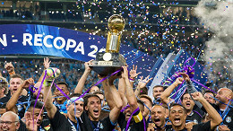 Grêmio foi o útltimo time brasileiro a levantar a taça da Recopa contra um argentino Grêmio foi o útltimo time brasileiro a levantar a taça da Recopa contra um argentino