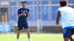 Técnico do Grêmio fala sobre favorito para vencer o GreNal 450: sou sempre o favorito Técnico do Grêmio fala sobre favorito para vencer o GreNal 450: sou sempre o favorito