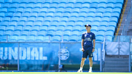 Com grandes surpresas, Grêmio divulga a escalação oficial para o GreNal 450 Com grandes surpresas, Grêmio divulga a escalação oficial para o GreNal 450