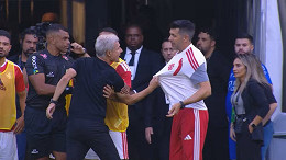 Luís Castro se desentende com técnico do Inter no GreNal 450; entenda o que aconteceu Luís Castro se desentende com técnico do Inter no GreNal 450; entenda o que aconteceu