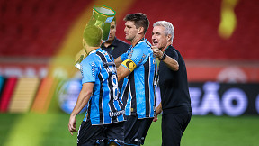 Zagueiros do Grêmio repetem pose de ídolos após conquista do Gauchão Zagueiros do Grêmio repetem pose de ídolos após conquista do Gauchão