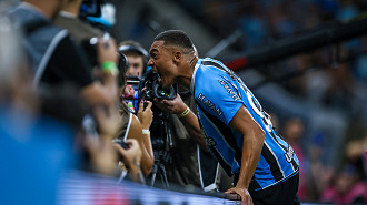 Grêmio abre negociações pela renovação de contrato com Carlos Vinicius