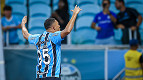 Em boa fase no Grêmio, Carlos Vinícius assume artilharia isolada do Brasileirão 2026; veja