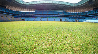 Gramado da Arena do Grêmio recebe importante manutenção; veja