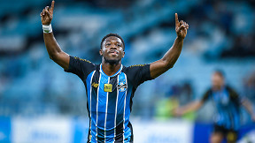 Como estão a negociações para a renovação de contrato de Amuzu com o Grêmio