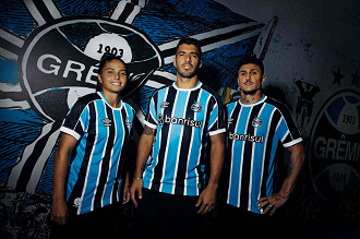 O uruguaio Luis Suárez, o meia Vina e a atacante Caty apresentaram o novo uniforme tricolor