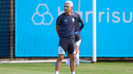 As três mudanças que Luís Castro deve fazer no Grêmio para encarar o Confiança