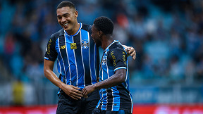 Carlos Vinícius e Amuzu comandam o ataque do Grêmio em 2026; veja os números